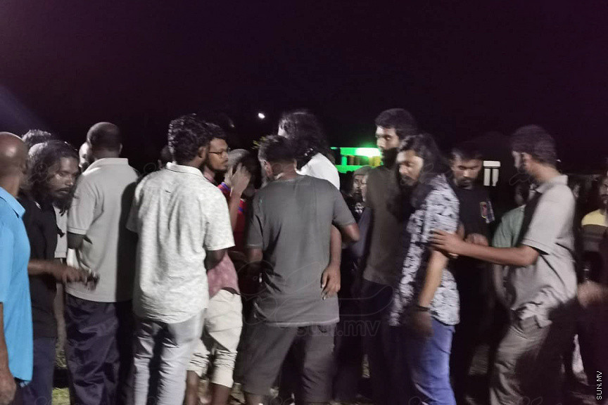 އޮގަސްޓް 30، 2019: ހދ. ނޮޅިވަރަންފަރުން ފުރައިގެން ހަނިމާދުއަށް ދަތުރުކުރި ލޯންޗެއް ބަންޑުން ޖަހާލައިގެން ނިޔާވި ފަސް މީހުންގެ ޖަނާޒާ ހަނިމާދޫގައި ބޭއްވުން: ނިޔާވީ ލޯންޗުން ދަތުރު ކުރި އެއް އާއިލާގެ ހަތަރު މީހަކާއި އިތުރު އަންހެނެއް -- ސަން ފޮޓޯ/ މުހައްމަދު ޝަފީއު