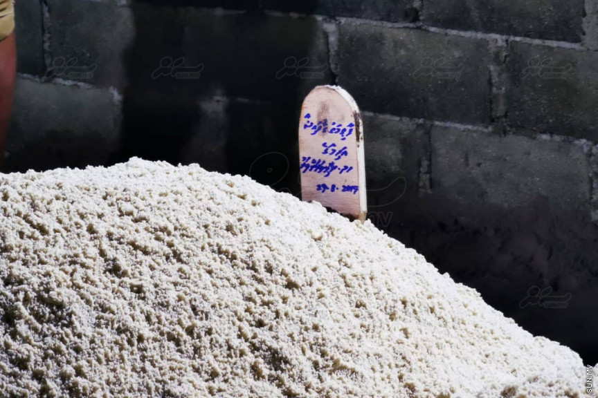 އޮގަސްޓް 30، 2019: ހދ. ނޮޅިވަރަންފަރުން ފުރައިގެން ހަނިމާދުއަށް ދަތުރުކުރި ލޯންޗެއް ބަންޑުން ޖަހާލައިގެން ނިޔާވި ފަސް މީހުންގެ ޖަނާޒާ ހަނިމާދޫގައި ބޭއްވުން: ނިޔާވީ ލޯންޗުން ދަތުރު ކުރި އެއް އާއިލާގެ ހަތަރު މީހަކާއި އިތުރު އަންހެނެއް -- ސަން ފޮޓޯ/ މުހައްމަދު ޝަފީއު