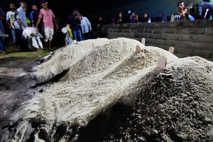 އޮގަސްޓް 30، 2019: ހދ. ނޮޅިވަރަންފަރުން ފުރައިގެން ހަނިމާދުއަށް ދަތުރުކުރި ލޯންޗެއް ބަންޑުން ޖަހާލައިގެން ނިޔާވި ފަސް މީހުންގެ ޖަނާޒާ ހަނިމާދޫގައި ބޭއްވުން: ނިޔާވީ ލޯންޗުން ދަތުރު ކުރި އެއް އާއިލާގެ ހަތަރު މީހަކާއި އިތުރު އަންހެނެއް -- ސަން ފޮޓޯ/ މުހައްމަދު ޝަފީއު