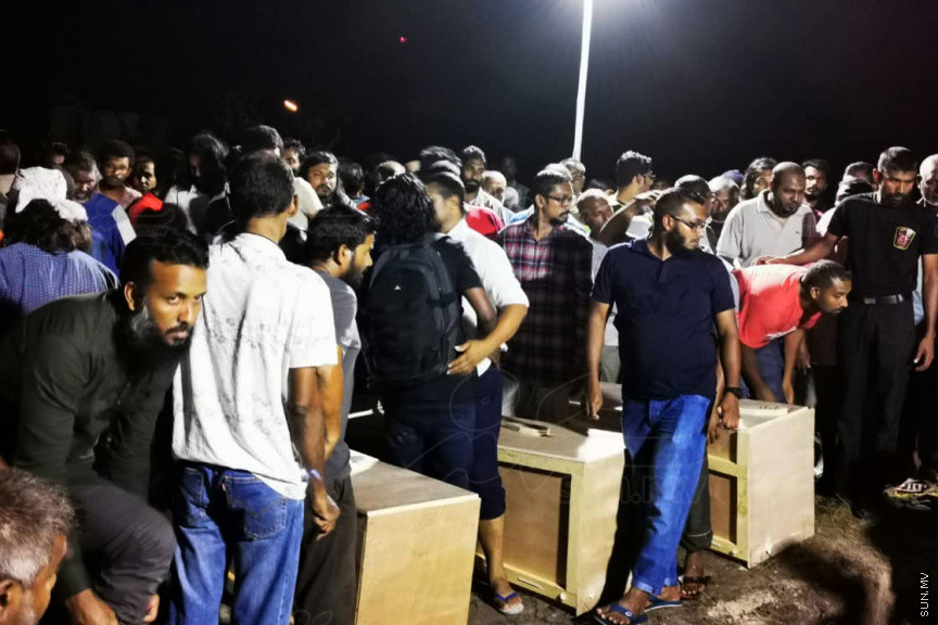 އޮގަސްޓް 30، 2019: ހދ. ނޮޅިވަރަންފަރުން ފުރައިގެން ހަނިމާދުއަށް ދަތުރުކުރި ލޯންޗެއް ބަންޑުން ޖަހާލައިގެން ނިޔާވި ފަސް މީހުންގެ ޖަނާޒާ ހަނިމާދޫގައި ބޭއްވުން: ނިޔާވީ ލޯންޗުން ދަތުރު ކުރި އެއް އާއިލާގެ ހަތަރު މީހަކާއި އިތުރު އަންހެނެއް -- ސަން ފޮޓޯ/ މުހައްމަދު ޝަފީއު