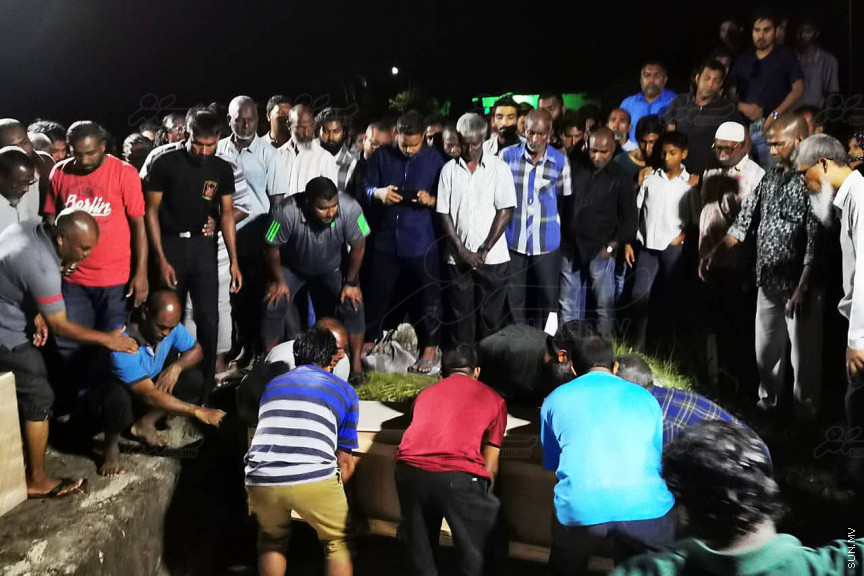 އޮގަސްޓް 30، 2019: ހދ. ނޮޅިވަރަންފަރުން ފުރައިގެން ހަނިމާދުއަށް ދަތުރުކުރި ލޯންޗެއް ބަންޑުން ޖަހާލައިގެން ނިޔާވި ފަސް މީހުންގެ ޖަނާޒާ ހަނިމާދޫގައި ބޭއްވުން: ނިޔާވީ ލޯންޗުން ދަތުރު ކުރި އެއް އާއިލާގެ ހަތަރު މީހަކާއި އިތުރު އަންހެނެއް -- ސަން ފޮޓޯ/ މުހައްމަދު ޝަފީއު