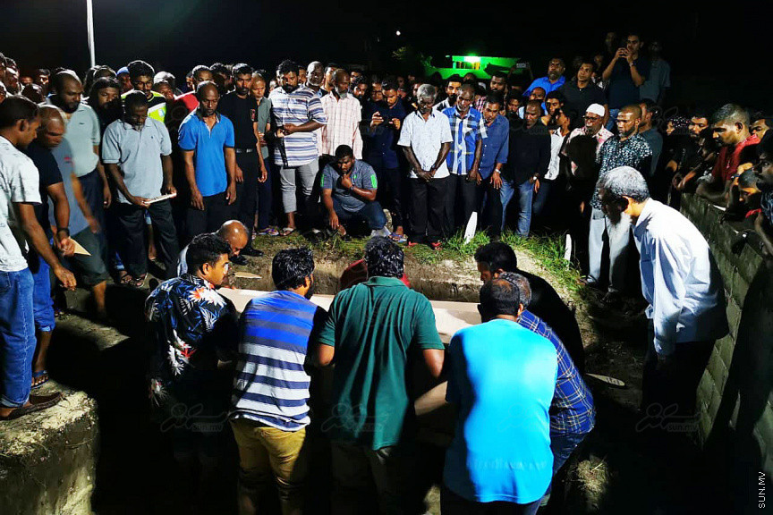 އޮގަސްޓް 30، 2019: ހދ. ނޮޅިވަރަންފަރުން ފުރައިގެން ހަނިމާދުއަށް ދަތުރުކުރި ލޯންޗެއް ބަންޑުން ޖަހާލައިގެން ނިޔާވި ފަސް މީހުންގެ ޖަނާޒާ ހަނިމާދޫގައި ބޭއްވުން: ނިޔާވީ ލޯންޗުން ދަތުރު ކުރި އެއް އާއިލާގެ ހަތަރު މީހަކާއި އިތުރު އަންހެނެއް -- ސަން ފޮޓޯ/ މުހައްމަދު ޝަފީއު