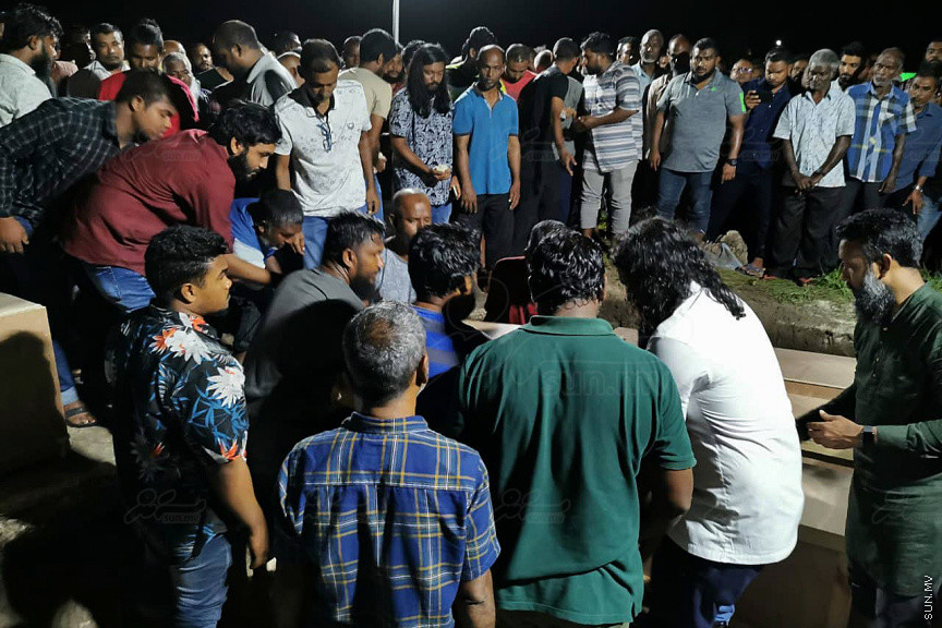 އޮގަސްޓް 30، 2019: ހދ. ނޮޅިވަރަންފަރުން ފުރައިގެން ހަނިމާދުއަށް ދަތުރުކުރި ލޯންޗެއް ބަންޑުން ޖަހާލައިގެން ނިޔާވި ފަސް މީހުންގެ ޖަނާޒާ ހަނިމާދޫގައި ބޭއްވުން: ނިޔާވީ ލޯންޗުން ދަތުރު ކުރި އެއް އާއިލާގެ ހަތަރު މީހަކާއި އިތުރު އަންހެނެއް -- ސަން ފޮޓޯ/ މުހައްމަދު ޝަފީއު