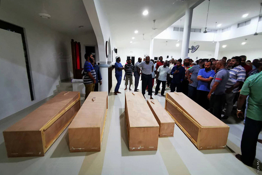 އޮގަސްޓް 30، 2019: ހދ. ނޮޅިވަރަންފަރުން ފުރައިގެން ހަނިމާދުއަށް ދަތުރުކުރި ލޯންޗެއް ބަންޑުން ޖަހާލައިގެން ނިޔާވި ފަސް މީހުންގެ ޖަނާޒާ ހަނިމާދޫގައި ބޭއްވުން: ނިޔާވީ ލޯންޗުން ދަތުރު ކުރި އެއް އާއިލާގެ ހަތަރު މީހަކާއި އިތުރު އަންހެނެއް -- ސަން ފޮޓޯ/ މުހައްމަދު ޝަފީއު