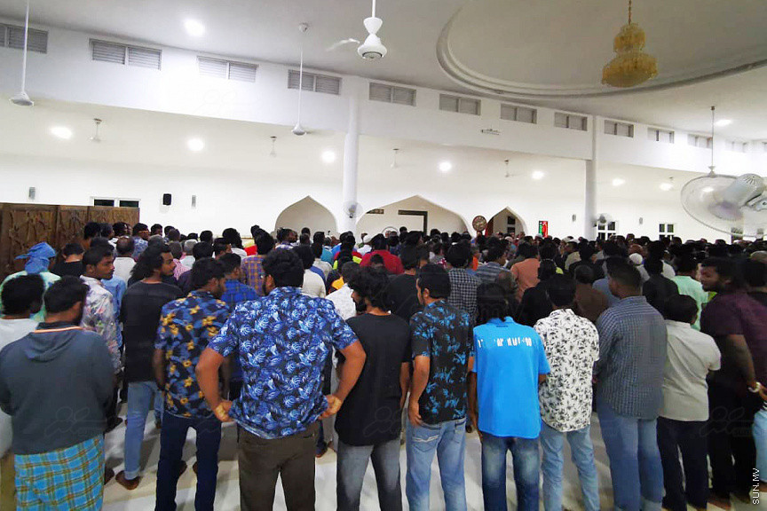 އޮގަސްޓް 30، 2019: ހދ. ނޮޅިވަރަންފަރުން ފުރައިގެން ހަނިމާދުއަށް ދަތުރުކުރި ލޯންޗެއް ބަންޑުން ޖަހާލައިގެން ނިޔާވި ފަސް މީހުންގެ ޖަނާޒާ ހަނިމާދޫގައި ބޭއްވުން: ނިޔާވީ ލޯންޗުން ދަތުރު ކުރި އެއް އާއިލާގެ ހަތަރު މީހަކާއި އިތުރު އަންހެނެއް -- ސަން ފޮޓޯ/ މުހައްމަދު ޝަފީއު