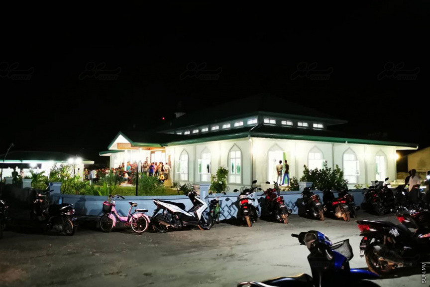 އޮގަސްޓް 30، 2019: ހދ. ނޮޅިވަރަންފަރުން ފުރައިގެން ހަނިމާދުއަށް ދަތުރުކުރި ލޯންޗެއް ބަންޑުން ޖަހާލައިގެން ނިޔާވި ފަސް މީހުންގެ ޖަނާޒާ ހަނިމާދޫގައި ބޭއްވުން: ނިޔާވީ ލޯންޗުން ދަތުރު ކުރި އެއް އާއިލާގެ ހަތަރު މީހަކާއި އިތުރު އަންހެނެއް -- ސަން ފޮޓޯ/ މުހައްމަދު ޝަފީއު