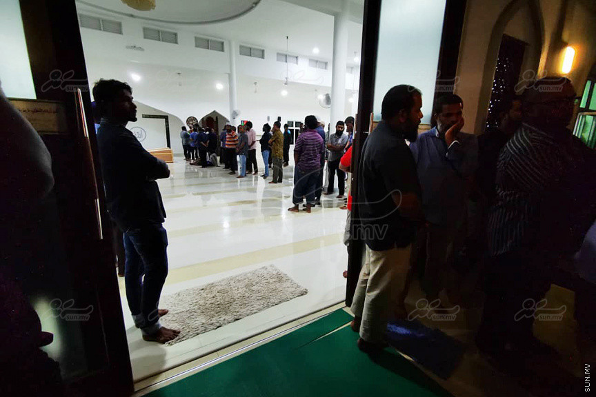 އޮގަސްޓް 30، 2019: ހދ. ނޮޅިވަރަންފަރުން ފުރައިގެން ހަނިމާދުއަށް ދަތުރުކުރި ލޯންޗެއް ބަންޑުން ޖަހާލައިގެން ނިޔާވި ފަސް މީހުންގެ ޖަނާޒާ ހަނިމާދޫގައި ބޭއްވުން: ނިޔާވީ ލޯންޗުން ދަތުރު ކުރި އެއް އާއިލާގެ ހަތަރު މީހަކާއި އިތުރު އަންހެނެއް -- ސަން ފޮޓޯ/ މުހައްމަދު ޝަފީއު