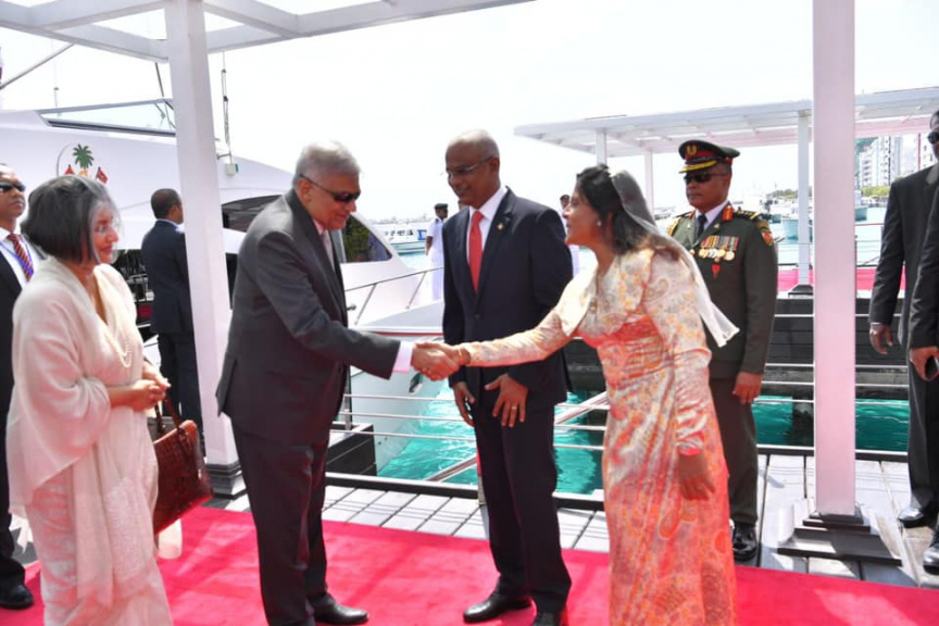 ސެޕްޓެމްބަރ 2، 2019: ރައީސް އިބްރާހީމް މުހައްމަދު ސޯލިހުގެ ދައުވަތަކަށް ކުރައްވާ ރަސްމީ ދަތުރުފުޅެއްގައި ސްރީލަންކާގެ ބޮޑުވަޒީރު ރަނިލް ވިކްރަމަސިންހަ މިއަދު ރާއްޖެ ވަޑައިގެން، މާލެއިން ހޫނު މަރުހަބާއެށް ކިއުން -- ފޮޓޯ/ ރައީސް އޮފީސް