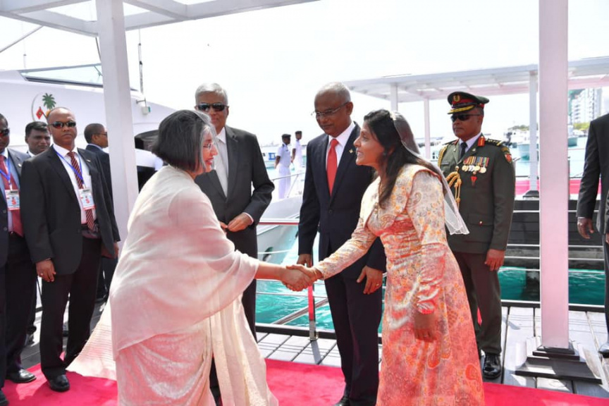 ސެޕްޓެމްބަރ 2، 2019: ރައީސް އިބްރާހީމް މުހައްމަދު ސޯލިހުގެ ދައުވަތަކަށް ކުރައްވާ ރަސްމީ ދަތުރުފުޅެއްގައި ސްރީލަންކާގެ ބޮޑުވަޒީރު ރަނިލް ވިކްރަމަސިންހަ މިއަދު ރާއްޖެ ވަޑައިގެން، މާލެއިން ހޫނު މަރުހަބާއެށް ކިއުން -- ފޮޓޯ/ ރައީސް އޮފީސް