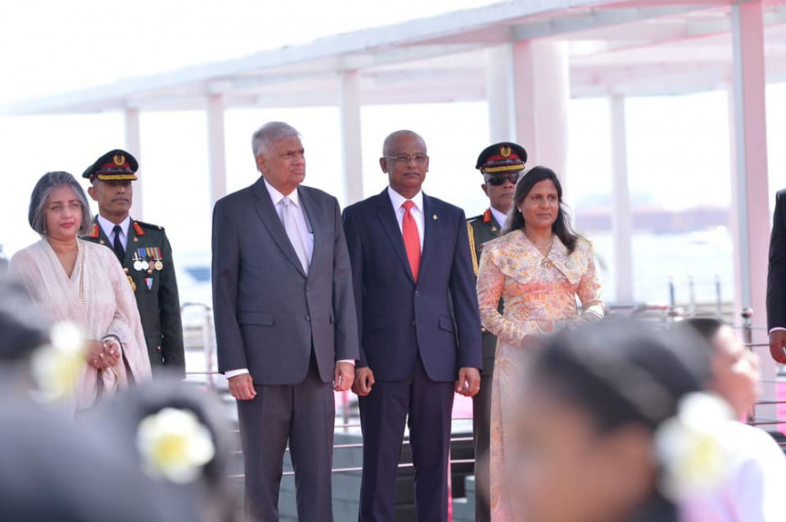 ސެޕްޓެމްބަރ 2، 2019: ރައީސް އިބްރާހީމް މުހައްމަދު ސޯލިހުގެ ދައުވަތަކަށް ކުރައްވާ ރަސްމީ ދަތުރުފުޅެއްގައި ސްރީލަންކާގެ ބޮޑުވަޒީރު ރަނިލް ވިކްރަމަސިންހަ މިއަދު ރާއްޖެ ވަޑައިގެން، މާލެއިން ހޫނު މަރުހަބާއެށް ކިއުން -- ފޮޓޯ/ ރައީސް އޮފީސް