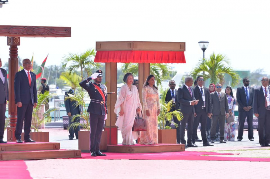ސެޕްޓެމްބަރ 2، 2019: ރައީސް އިބްރާހީމް މުހައްމަދު ސޯލިހުގެ ދައުވަތަކަށް ކުރައްވާ ރަސްމީ ދަތުރުފުޅެއްގައި ސްރީލަންކާގެ ބޮޑުވަޒީރު ރަނިލް ވިކްރަމަސިންހަ މިއަދު ރާއްޖެ ވަޑައިގެން، މާލެއިން ހޫނު މަރުހަބާއެށް ކިއުން -- ފޮޓޯ/ ރައީސް އޮފީސް