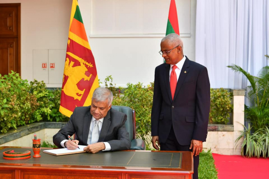 ސެޕްޓެމްބަރ 2، 2019: ރައީސް އިބްރާހީމް މުހައްމަދު ސޯލިހުގެ ދައުވަތަކަށް ކުރައްވާ ރަސްމީ ދަތުރުފުޅެއްގައި ސްރީލަންކާގެ ބޮޑުވަޒީރު ރަނިލް ވިކްރަމަސިންހަ މިއަދު ރާއްޖެ ވަޑައިގެން، މާލެއިން ހޫނު މަރުހަބާއެށް ކިއުން -- ފޮޓޯ/ ރައީސް އޮފީސް