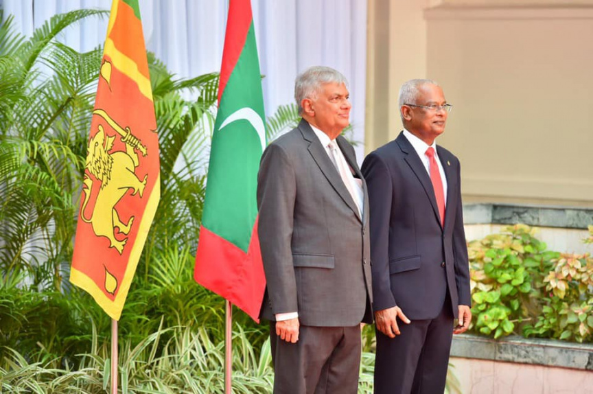 ސެޕްޓެމްބަރ 2، 2019: ރައީސް އިބްރާހީމް މުހައްމަދު ސޯލިހުގެ ދައުވަތަކަށް ކުރައްވާ ރަސްމީ ދަތުރުފުޅެއްގައި ސްރީލަންކާގެ ބޮޑުވަޒީރު ރަނިލް ވިކްރަމަސިންހަ މިއަދު ރާއްޖެ ވަޑައިގެން، މާލެއިން ހޫނު މަރުހަބާއެށް ކިއުން -- ފޮޓޯ/ ރައީސް އޮފީސް