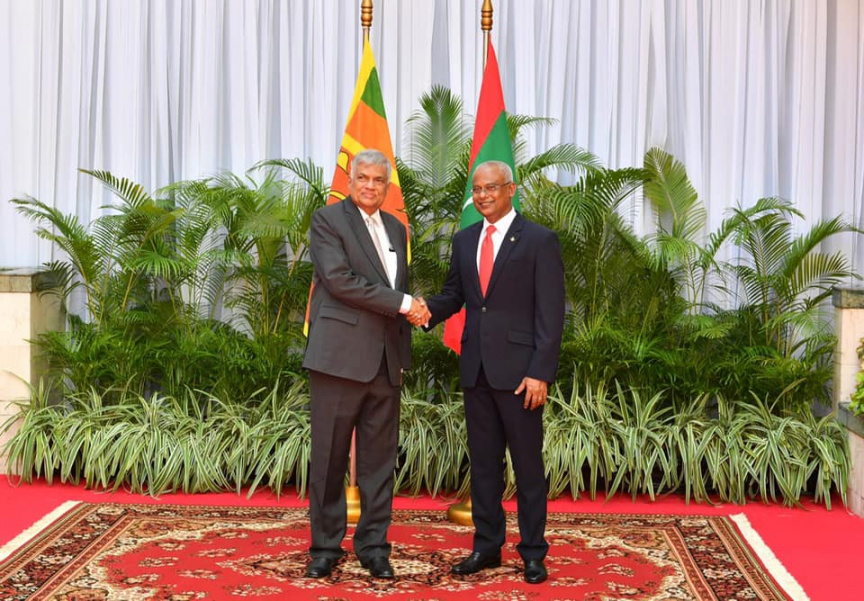 ސެޕްޓެމްބަރ 2، 2019: ރައީސް އިބްރާހީމް މުހައްމަދު ސޯލިހުގެ ދައުވަތަކަށް ކުރައްވާ ރަސްމީ ދަތުރުފުޅެއްގައި ސްރީލަންކާގެ ބޮޑުވަޒީރު ރަނިލް ވިކްރަމަސިންހަ މިއަދު ރާއްޖެ ވަޑައިގެން، މާލެއިން ހޫނު މަރުހަބާއެށް ކިއުން -- ފޮޓޯ/ ރައީސް އޮފީސް