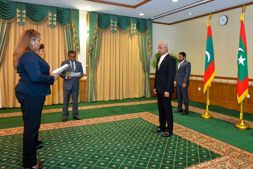 ސުޕްރީމް ކޯޓުގެ ފަނޑިޔާރު ކަމަށް އަޒްމިރާލްދާއާއި ޝުޖޫން އައްޔަން ކުރައްވާ މަގާމުގެ ހުވާ ކުރެއްވުމަށް ރައީސް އޮފީހުގައި ބޭއްވި ރަސްމިއްޔާތުގެ ތެރެއިން -- ފޮޓޯ/ ރައީސް އޮފީސް