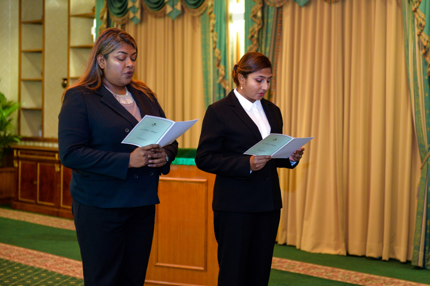 ސުޕްރީމް ކޯޓުގެ ފަނޑިޔާރު ކަމަށް އަޒްމިރާލްދާއާއި ޝުޖޫން އައްޔަން ކުރައްވާ މަގާމުގެ ހުވާ ކުރެއްވުމަށް ރައީސް އޮފީހުގައި ބޭއްވި ރަސްމިއްޔާތުގެ ތެރެއިން -- ފޮޓޯ/ ރައީސް އޮފީސް