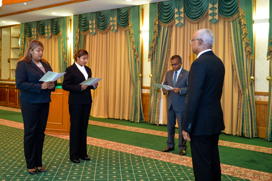ސުޕްރީމް ކޯޓުގެ ފަނޑިޔާރު ކަމަށް އަޒްމިރާލްދާއާއި ޝުޖޫން އައްޔަން ކުރައްވާ މަގާމުގެ ހުވާ ކުރެއްވުމަށް ރައީސް އޮފީހުގައި ބޭއްވި ރަސްމިއްޔާތުގެ ތެރެއިން -- ފޮޓޯ/ ރައީސް އޮފީސް
