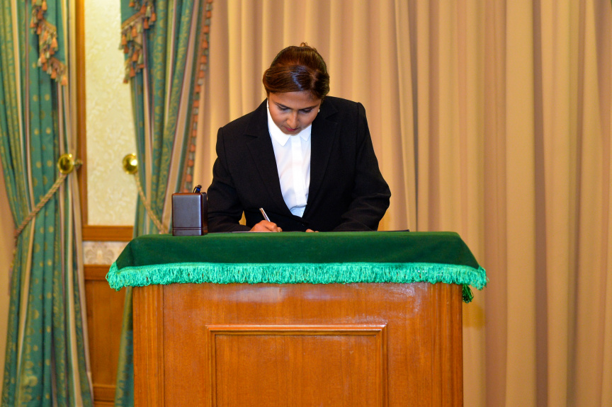 ސުޕްރީމް ކޯޓުގެ ފަނޑިޔާރު ކަމަށް އަޒްމިރާލްދާއާއި ޝުޖޫން އައްޔަން ކުރައްވާ މަގާމުގެ ހުވާ ކުރެއްވުމަށް ރައީސް އޮފީހުގައި ބޭއްވި ރަސްމިއްޔާތުގެ ތެރެއިން -- ފޮޓޯ/ ރައީސް އޮފީސް