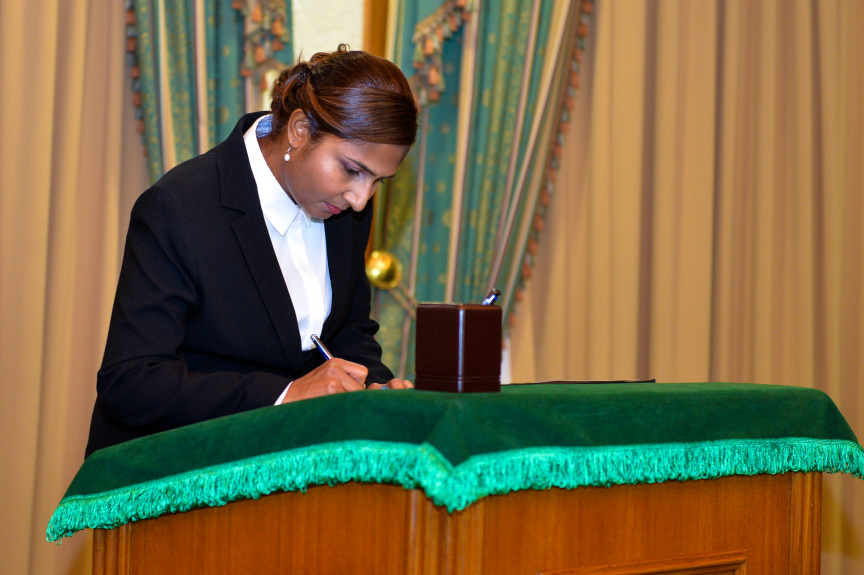 ސުޕްރީމް ކޯޓުގެ ފަނޑިޔާރު ކަމަށް އަޒްމިރާލްދާއާއި ޝުޖޫން އައްޔަން ކުރައްވާ މަގާމުގެ ހުވާ ކުރެއްވުމަށް ރައީސް އޮފީހުގައި ބޭއްވި ރަސްމިއްޔާތުގެ ތެރެއިން -- ފޮޓޯ/ ރައީސް އޮފީސް