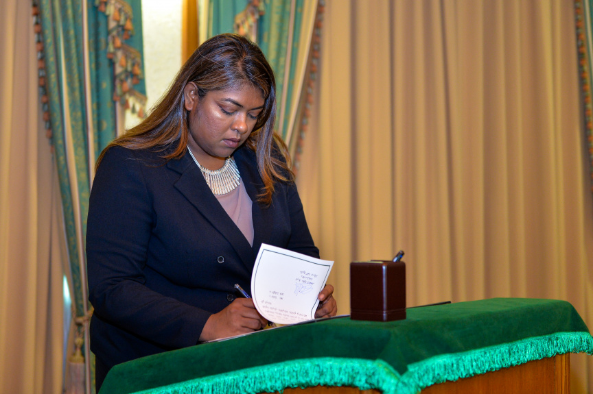 ސުޕްރީމް ކޯޓުގެ ފަނޑިޔާރު ކަމަށް އަޒްމިރާލްދާއާއި ޝުޖޫން އައްޔަން ކުރައްވާ މަގާމުގެ ހުވާ ކުރެއްވުމަށް ރައީސް އޮފީހުގައި ބޭއްވި ރަސްމިއްޔާތުގެ ތެރެއިން -- ފޮޓޯ/ ރައީސް އޮފީސް