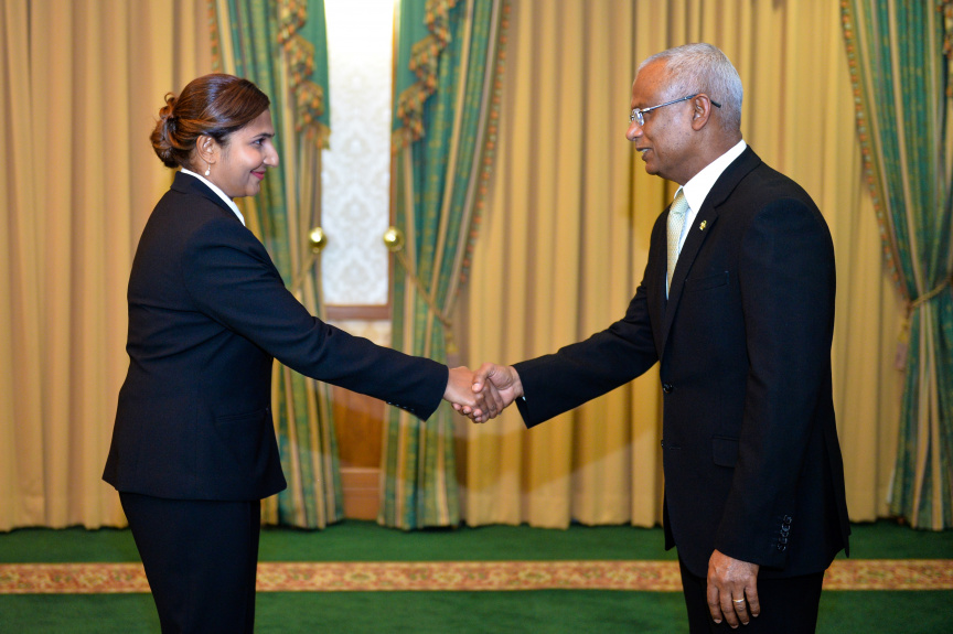 ސުޕްރީމް ކޯޓުގެ ފަނޑިޔާރު ކަމަށް އަޒްމިރާލްދާއާއި ޝުޖޫން އައްޔަން ކުރައްވާ މަގާމުގެ ހުވާ ކުރެއްވުމަށް ރައީސް އޮފީހުގައި ބޭއްވި ރަސްމިއްޔާތުގެ ތެރެއިން -- ފޮޓޯ/ ރައީސް އޮފީސް