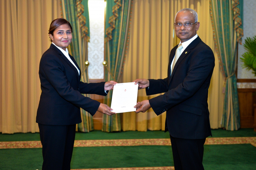 ސުޕްރީމް ކޯޓުގެ ފަނޑިޔާރު ކަމަށް އަޒްމިރާލްދާއާއި ޝުޖޫން އައްޔަން ކުރައްވާ މަގާމުގެ ހުވާ ކުރެއްވުމަށް ރައީސް އޮފީހުގައި ބޭއްވި ރަސްމިއްޔާތުގެ ތެރެއިން -- ފޮޓޯ/ ރައީސް އޮފީސް
