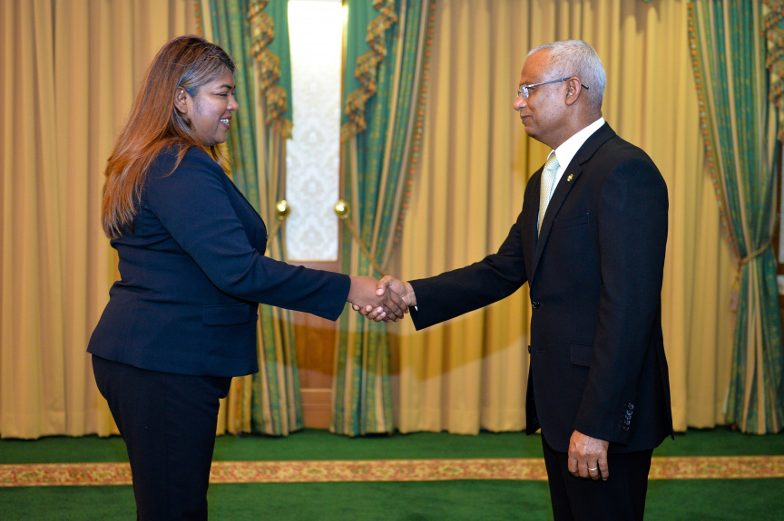 ސުޕްރީމް ކޯޓުގެ ފަނޑިޔާރު ކަމަށް އަޒްމިރާލްދާއާއި ޝުޖޫން އައްޔަން ކުރައްވާ މަގާމުގެ ހުވާ ކުރެއްވުމަށް ރައީސް އޮފީހުގައި ބޭއްވި ރަސްމިއްޔާތުގެ ތެރެއިން -- ފޮޓޯ/ ރައީސް އޮފީސް