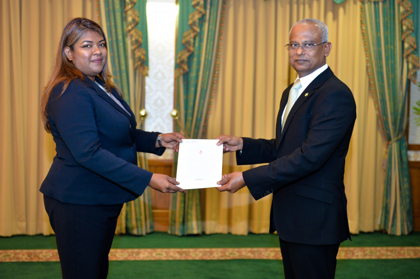 ސުޕްރީމް ކޯޓުގެ ފަނޑިޔާރު ކަމަށް އަޒްމިރާލްދާއާއި ޝުޖޫން އައްޔަން ކުރައްވާ މަގާމުގެ ހުވާ ކުރެއްވުމަށް ރައީސް އޮފީހުގައި ބޭއްވި ރަސްމިއްޔާތުގެ ތެރެއިން -- ފޮޓޯ/ ރައީސް އޮފީސް