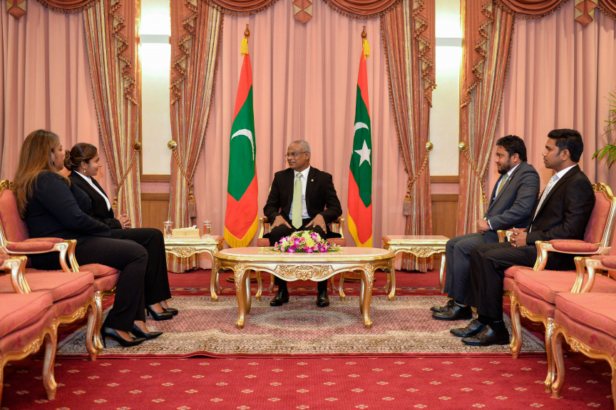 ސުޕްރީމް ކޯޓުގެ ފަނޑިޔާރު ކަމަށް އަޒްމިރާލްދާއާއި ޝުޖޫން އައްޔަން ކުރައްވާ މަގާމުގެ ހުވާ ކުރެއްވުމަށް ރައީސް އޮފީހުގައި ބޭއްވި ރަސްމިއްޔާތުގެ ތެރެއިން -- ފޮޓޯ/ ރައީސް އޮފީސް