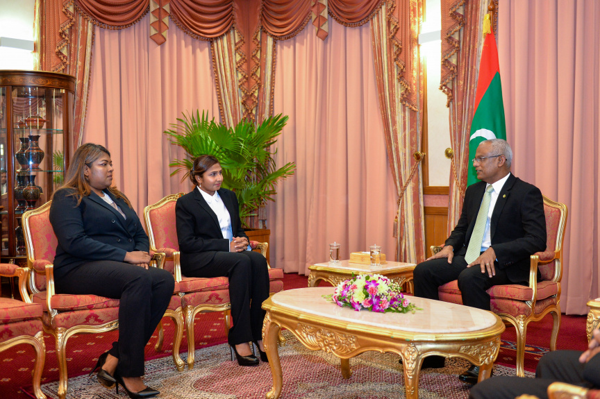 ސުޕްރީމް ކޯޓުގެ ފަނޑިޔާރު ކަމަށް އަޒްމިރާލްދާއާއި ޝުޖޫން އައްޔަން ކުރައްވާ މަގާމުގެ ހުވާ ކުރެއްވުމަށް ރައީސް އޮފީހުގައި ބޭއްވި ރަސްމިއްޔާތުގެ ތެރެއިން -- ފޮޓޯ/ ރައީސް އޮފީސް