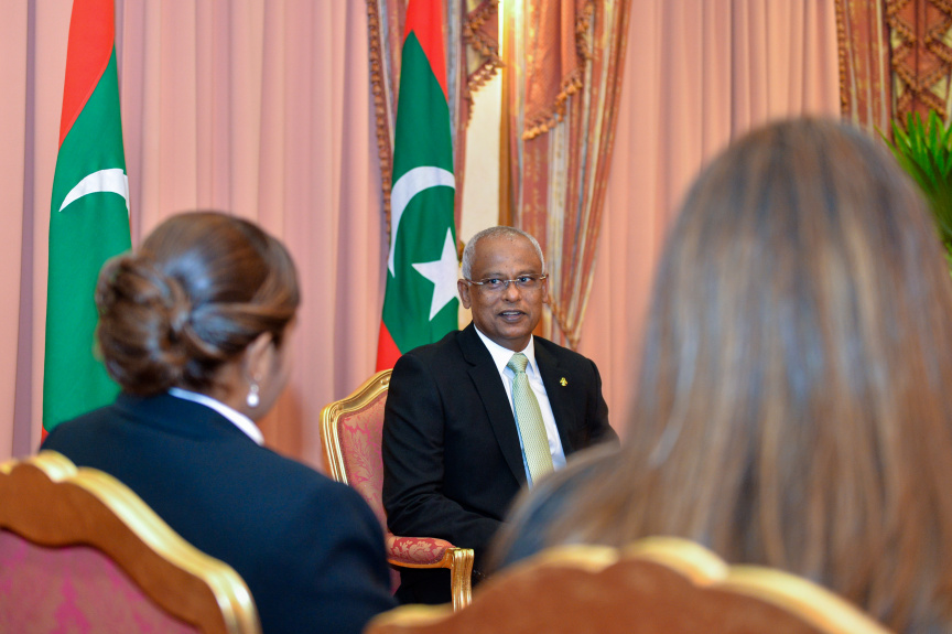 ސުޕްރީމް ކޯޓުގެ ފަނޑިޔާރު ކަމަށް އަޒްމިރާލްދާއާއި ޝުޖޫން އައްޔަން ކުރައްވާ މަގާމުގެ ހުވާ ކުރެއްވުމަށް ރައީސް އޮފީހުގައި ބޭއްވި ރަސްމިއްޔާތުގެ ތެރެއިން -- ފޮޓޯ/ ރައީސް އޮފީސް