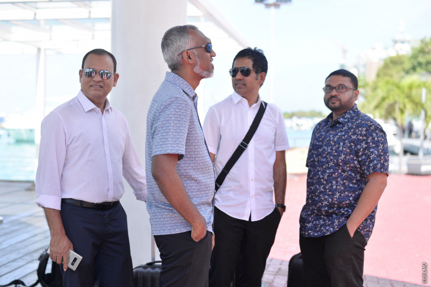 ސެޕްޓެމްބަރ 5، 2019: ރައީސް އިބްރާހިމް މުހައްމަދު ސޯލިހްގެ ސަރުކާރު ޒިންމާދާރު ކުރުމަށް ބުނެ އިދިކޮޅު ލީޑަރު، ކުރީގެ ރައީސް އަބްދުﷲ ޔާމީން އަބްދުލް ގައްޔޫމާއި ކުރީގެ ނައިބު ރައީސް ޑރ. މުހައްމަދު ޖަމީލް އަހްމަދުގެ އިތުރުން ޕީޕީއެމް/ޕީއެންސީގެ އިސްވެރިން އަތޮޅު ތެރެއަށް ދަތުރު ފެއްޓެވުން -- ސަން ފޮޓޯ/ ފަޔާޒު މޫސާ