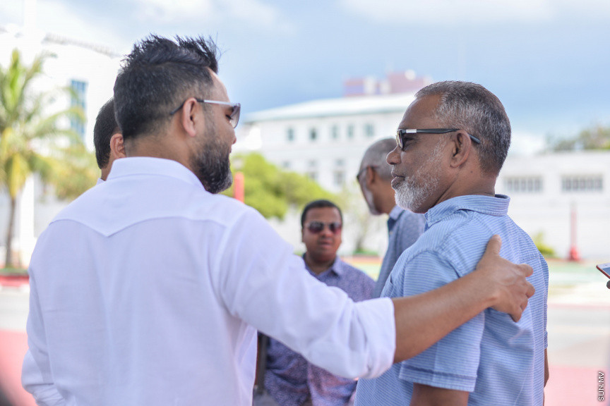 ސެޕްޓެމްބަރ 5، 2019: ރައީސް އިބްރާހިމް މުހައްމަދު ސޯލިހްގެ ސަރުކާރު ޒިންމާދާރު ކުރުމަށް ބުނެ އިދިކޮޅު ލީޑަރު، ކުރީގެ ރައީސް އަބްދުﷲ ޔާމީން އަބްދުލް ގައްޔޫމާއި ކުރީގެ ނައިބު ރައީސް ޑރ. މުހައްމަދު ޖަމީލް އަހްމަދުގެ އިތުރުން ޕީޕީއެމް/ޕީއެންސީގެ އިސްވެރިން އަތޮޅު ތެރެއަށް ދަތުރު ފެއްޓެވުން -- ސަން ފޮޓޯ/ ފަޔާޒު މޫސާ