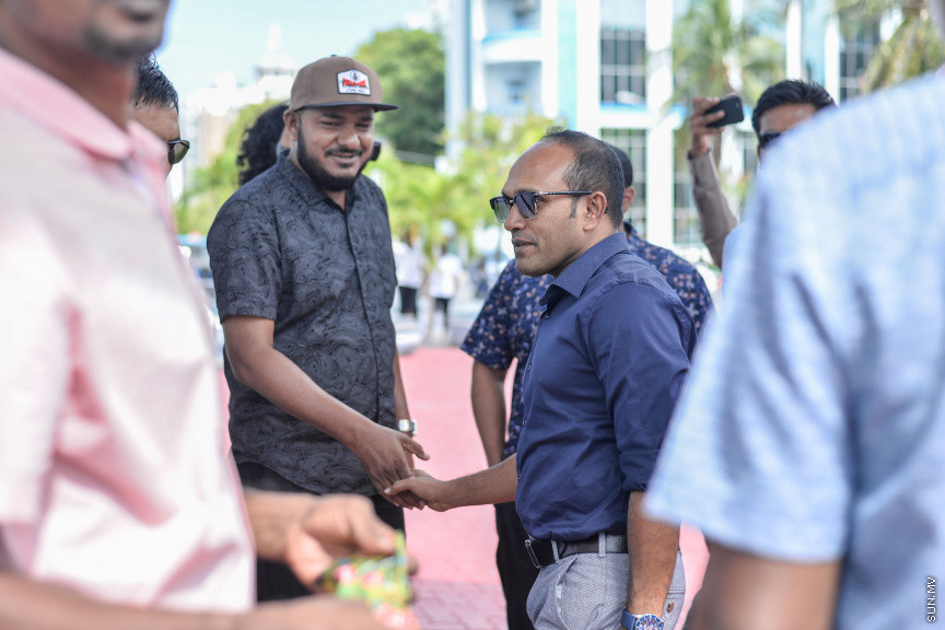 ސެޕްޓެމްބަރ 5، 2019: ރައީސް އިބްރާހިމް މުހައްމަދު ސޯލިހްގެ ސަރުކާރު ޒިންމާދާރު ކުރުމަށް ބުނެ އިދިކޮޅު ލީޑަރު، ކުރީގެ ރައީސް އަބްދުﷲ ޔާމީން އަބްދުލް ގައްޔޫމާއި ކުރީގެ ނައިބު ރައީސް ޑރ. މުހައްމަދު ޖަމީލް އަހްމަދުގެ އިތުރުން ޕީޕީއެމް/ޕީއެންސީގެ އިސްވެރިން އަތޮޅު ތެރެއަށް ދަތުރު ފެއްޓެވުން -- ސަން ފޮޓޯ/ ފަޔާޒު މޫސާ