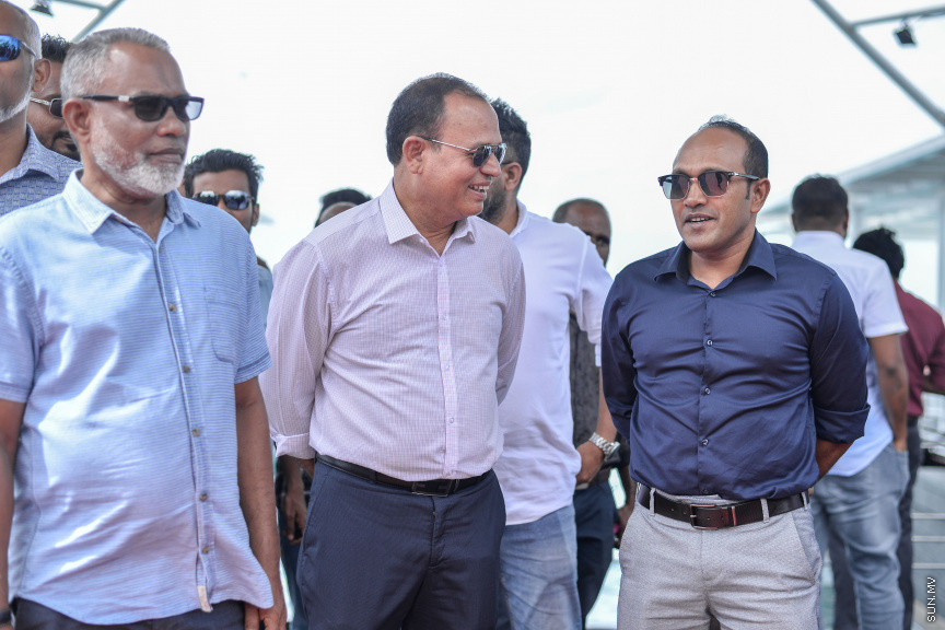 ސެޕްޓެމްބަރ 5، 2019: ރައީސް އިބްރާހިމް މުހައްމަދު ސޯލިހްގެ ސަރުކާރު ޒިންމާދާރު ކުރުމަށް ބުނެ އިދިކޮޅު ލީޑަރު، ކުރީގެ ރައީސް އަބްދުﷲ ޔާމީން އަބްދުލް ގައްޔޫމާއި ކުރީގެ ނައިބު ރައީސް ޑރ. މުހައްމަދު ޖަމީލް އަހްމަދުގެ އިތުރުން ޕީޕީއެމް/ޕީއެންސީގެ އިސްވެރިން އަތޮޅު ތެރެއަށް ދަތުރު ފެއްޓެވުން -- ސަން ފޮޓޯ/ ފަޔާޒު މޫސާ
