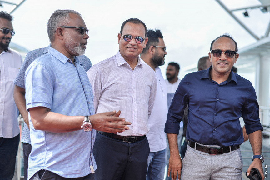 ސެޕްޓެމްބަރ 5، 2019: ރައީސް އިބްރާހިމް މުހައްމަދު ސޯލިހްގެ ސަރުކާރު ޒިންމާދާރު ކުރުމަށް ބުނެ އިދިކޮޅު ލީޑަރު، ކުރީގެ ރައީސް އަބްދުﷲ ޔާމީން އަބްދުލް ގައްޔޫމާއި ކުރީގެ ނައިބު ރައީސް ޑރ. މުހައްމަދު ޖަމީލް އަހްމަދުގެ އިތުރުން ޕީޕީއެމް/ޕީއެންސީގެ އިސްވެރިން އަތޮޅު ތެރެއަށް ދަތުރު ފެއްޓެވުން -- ސަން ފޮޓޯ/ ފަޔާޒު މޫސާ