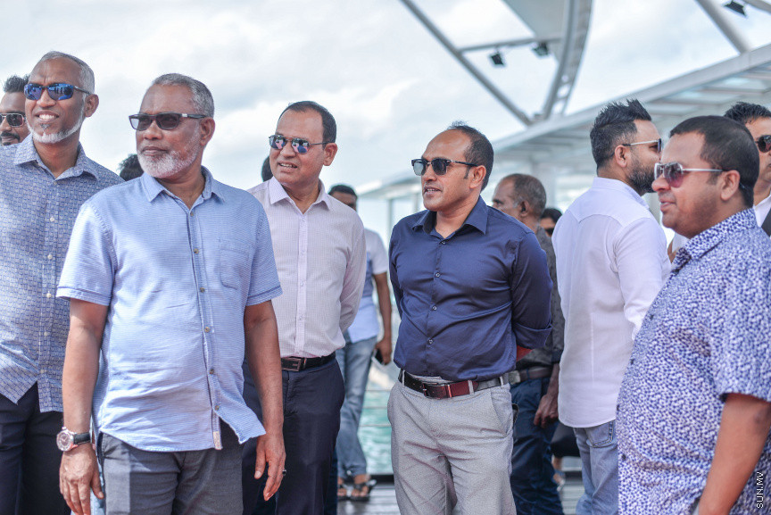 ސެޕްޓެމްބަރ 5، 2019: ރައީސް އިބްރާހިމް މުހައްމަދު ސޯލިހްގެ ސަރުކާރު ޒިންމާދާރު ކުރުމަށް ބުނެ އިދިކޮޅު ލީޑަރު، ކުރީގެ ރައީސް އަބްދުﷲ ޔާމީން އަބްދުލް ގައްޔޫމާއި ކުރީގެ ނައިބު ރައީސް ޑރ. މުހައްމަދު ޖަމީލް އަހްމަދުގެ އިތުރުން ޕީޕީއެމް/ޕީއެންސީގެ އިސްވެރިން އަތޮޅު ތެރެއަށް ދަތުރު ފެއްޓެވުން -- ސަން ފޮޓޯ/ ފަޔާޒު މޫސާ