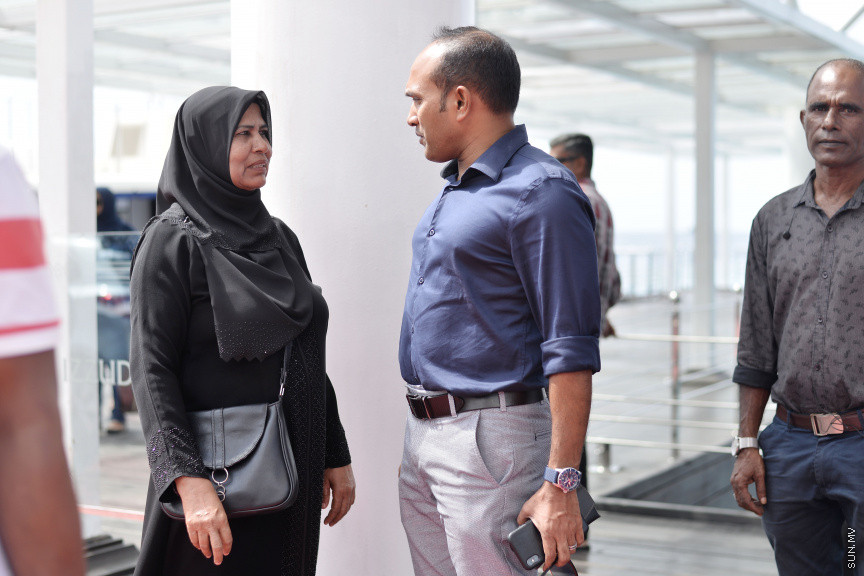 ސެޕްޓެމްބަރ 5، 2019: ރައީސް އިބްރާހިމް މުހައްމަދު ސޯލިހްގެ ސަރުކާރު ޒިންމާދާރު ކުރުމަށް ބުނެ އިދިކޮޅު ލީޑަރު، ކުރީގެ ރައީސް އަބްދުﷲ ޔާމީން އަބްދުލް ގައްޔޫމާއި ކުރީގެ ނައިބު ރައީސް ޑރ. މުހައްމަދު ޖަމީލް އަހްމަދުގެ އިތުރުން ޕީޕީއެމް/ޕީއެންސީގެ އިސްވެރިން އަތޮޅު ތެރެއަށް ދަތުރު ފެއްޓެވުން -- ސަން ފޮޓޯ/ ފަޔާޒު މޫސާ