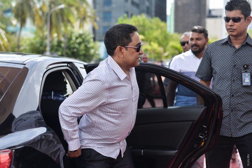 ސެޕްޓެމްބަރ 5، 2019: ރައީސް އިބްރާހިމް މުހައްމަދު ސޯލިހްގެ ސަރުކާރު ޒިންމާދާރު ކުރުމަށް ބުނެ އިދިކޮޅު ލީޑަރު، ކުރީގެ ރައީސް އަބްދުﷲ ޔާމީން އަބްދުލް ގައްޔޫމާއި ކުރީގެ ނައިބު ރައީސް ޑރ. މުހައްމަދު ޖަމީލް އަހްމަދުގެ އިތުރުން ޕީޕީއެމް/ޕީއެންސީގެ އިސްވެރިން އަތޮޅު ތެރެއަށް ދަތުރު ފެއްޓެވުން -- ސަން ފޮޓޯ/ ފަޔާޒު މޫސާ