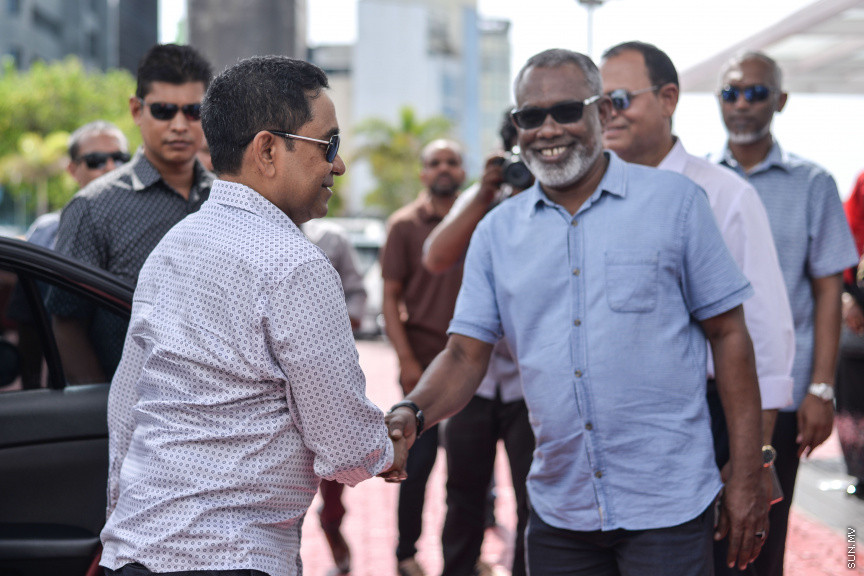ސެޕްޓެމްބަރ 5، 2019: ރައީސް އިބްރާހިމް މުހައްމަދު ސޯލިހްގެ ސަރުކާރު ޒިންމާދާރު ކުރުމަށް ބުނެ އިދިކޮޅު ލީޑަރު، ކުރީގެ ރައީސް އަބްދުﷲ ޔާމީން އަބްދުލް ގައްޔޫމާއި ކުރީގެ ނައިބު ރައީސް ޑރ. މުހައްމަދު ޖަމީލް އަހްމަދުގެ އިތުރުން ޕީޕީއެމް/ޕީއެންސީގެ އިސްވެރިން އަތޮޅު ތެރެއަށް ދަތުރު ފެއްޓެވުން -- ސަން ފޮޓޯ/ ފަޔާޒު މޫސާ