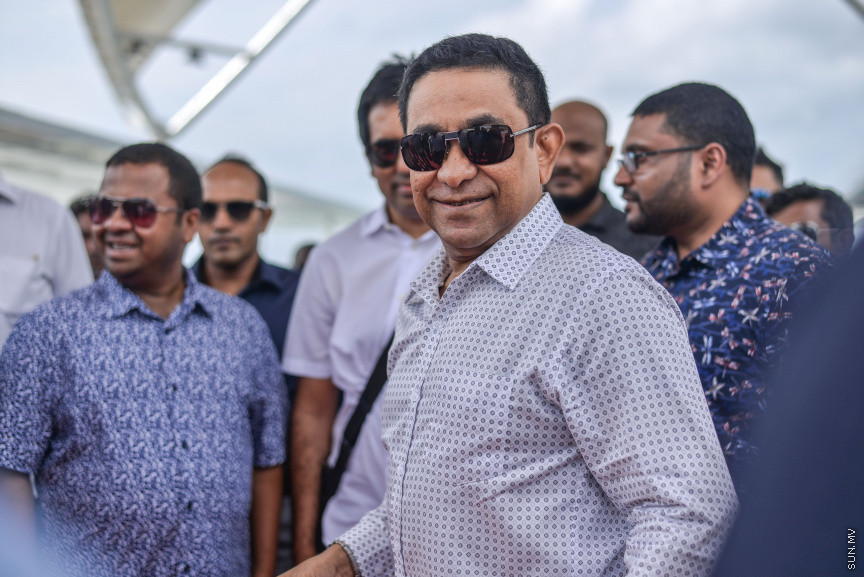 ސެޕްޓެމްބަރ 5، 2019: ރައީސް އިބްރާހިމް މުހައްމަދު ސޯލިހްގެ ސަރުކާރު ޒިންމާދާރު ކުރުމަށް ބުނެ އިދިކޮޅު ލީޑަރު، ކުރީގެ ރައީސް އަބްދުﷲ ޔާމީން އަބްދުލް ގައްޔޫމާއި ކުރީގެ ނައިބު ރައީސް ޑރ. މުހައްމަދު ޖަމީލް އަހްމަދުގެ އިތުރުން ޕީޕީއެމް/ޕީއެންސީގެ އިސްވެރިން އަތޮޅު ތެރެއަށް ދަތުރު ފެއްޓެވުން -- ސަން ފޮޓޯ/ ފަޔާޒު މޫސާ