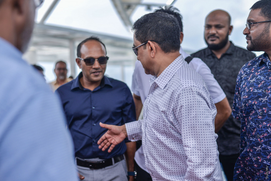 ސެޕްޓެމްބަރ 5، 2019: ރައީސް އިބްރާހިމް މުހައްމަދު ސޯލިހްގެ ސަރުކާރު ޒިންމާދާރު ކުރުމަށް ބުނެ އިދިކޮޅު ލީޑަރު، ކުރީގެ ރައީސް އަބްދުﷲ ޔާމީން އަބްދުލް ގައްޔޫމާއި ކުރީގެ ނައިބު ރައީސް ޑރ. މުހައްމަދު ޖަމީލް އަހްމަދުގެ އިތުރުން ޕީޕީއެމް/ޕީއެންސީގެ އިސްވެރިން އަތޮޅު ތެރެއަށް ދަތުރު ފެއްޓެވުން -- ސަން ފޮޓޯ/ ފަޔާޒު މޫސާ