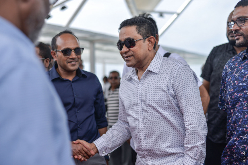 ސެޕްޓެމްބަރ 5، 2019: ރައީސް އިބްރާހިމް މުހައްމަދު ސޯލިހްގެ ސަރުކާރު ޒިންމާދާރު ކުރުމަށް ބުނެ އިދިކޮޅު ލީޑަރު، ކުރީގެ ރައީސް އަބްދުﷲ ޔާމީން އަބްދުލް ގައްޔޫމާއި ކުރީގެ ނައިބު ރައީސް ޑރ. މުހައްމަދު ޖަމީލް އަހްމަދުގެ އިތުރުން ޕީޕީއެމް/ޕީއެންސީގެ އިސްވެރިން އަތޮޅު ތެރެއަށް ދަތުރު ފެއްޓެވުން -- ސަން ފޮޓޯ/ ފަޔާޒު މޫސާ