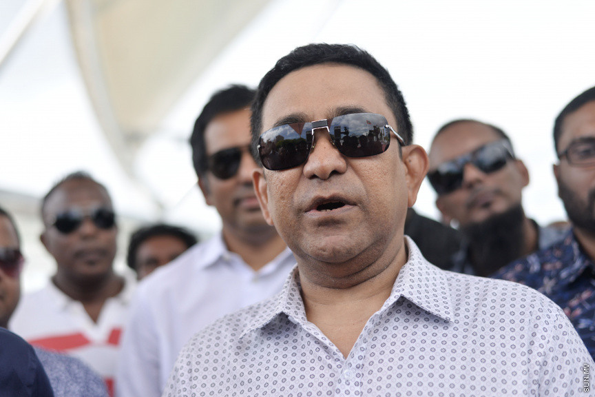 ސެޕްޓެމްބަރ 5، 2019: ރައީސް އިބްރާހިމް މުހައްމަދު ސޯލިހްގެ ސަރުކާރު ޒިންމާދާރު ކުރުމަށް ބުނެ އިދިކޮޅު ލީޑަރު، ކުރީގެ ރައީސް އަބްދުﷲ ޔާމީން އަބްދުލް ގައްޔޫމާއި ކުރީގެ ނައިބު ރައީސް ޑރ. މުހައްމަދު ޖަމީލް އަހްމަދުގެ އިތުރުން ޕީޕީއެމް/ޕީއެންސީގެ އިސްވެރިން އަތޮޅު ތެރެއަށް ދަތުރު ފެއްޓެވުން -- ސަން ފޮޓޯ/ ފަޔާޒު މޫސާ