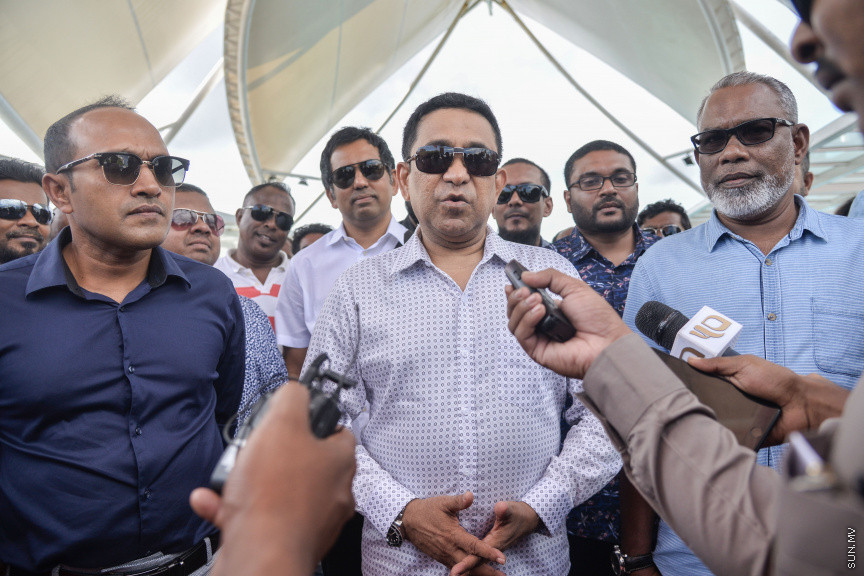ސެޕްޓެމްބަރ 5، 2019: ރައީސް އިބްރާހިމް މުހައްމަދު ސޯލިހްގެ ސަރުކާރު ޒިންމާދާރު ކުރުމަށް ބުނެ އިދިކޮޅު ލީޑަރު، ކުރީގެ ރައީސް އަބްދުﷲ ޔާމީން އަބްދުލް ގައްޔޫމާއި ކުރީގެ ނައިބު ރައީސް ޑރ. މުހައްމަދު ޖަމީލް އަހްމަދުގެ އިތުރުން ޕީޕީއެމް/ޕީއެންސީގެ އިސްވެރިން އަތޮޅު ތެރެއަށް ދަތުރު ފެއްޓެވުން -- ސަން ފޮޓޯ/ ފަޔާޒު މޫސާ