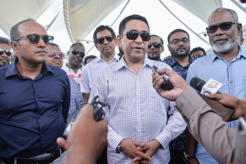 ސެޕްޓެމްބަރ 5، 2019: ރައީސް އިބްރާހިމް މުހައްމަދު ސޯލިހްގެ ސަރުކާރު ޒިންމާދާރު ކުރުމަށް ބުނެ އިދިކޮޅު ލީޑަރު، ކުރީގެ ރައީސް އަބްދުﷲ ޔާމީން އަބްދުލް ގައްޔޫމާއި ކުރީގެ ނައިބު ރައީސް ޑރ. މުހައްމަދު ޖަމީލް އަހްމަދުގެ އިތުރުން ޕީޕީއެމް/ޕީއެންސީގެ އިސްވެރިން އަތޮޅު ތެރެއަށް ދަތުރު ފެއްޓެވުން -- ސަން ފޮޓޯ/ ފަޔާޒު މޫސާ