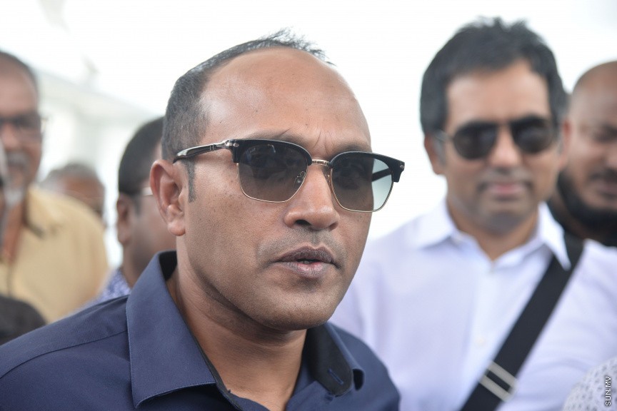 ސެޕްޓެމްބަރ 5، 2019: ރައީސް އިބްރާހިމް މުހައްމަދު ސޯލިހްގެ ސަރުކާރު ޒިންމާދާރު ކުރުމަށް ބުނެ އިދިކޮޅު ލީޑަރު، ކުރީގެ ރައީސް އަބްދުﷲ ޔާމީން އަބްދުލް ގައްޔޫމާއި ކުރީގެ ނައިބު ރައީސް ޑރ. މުހައްމަދު ޖަމީލް އަހްމަދުގެ އިތުރުން ޕީޕީއެމް/ޕީއެންސީގެ އިސްވެރިން އަތޮޅު ތެރެއަށް ދަތުރު ފެއްޓެވުން -- ސަން ފޮޓޯ/ ފަޔާޒު މޫސާ