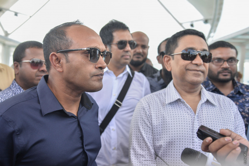 ސެޕްޓެމްބަރ 5، 2019: ރައީސް އިބްރާހިމް މުހައްމަދު ސޯލިހްގެ ސަރުކާރު ޒިންމާދާރު ކުރުމަށް ބުނެ އިދިކޮޅު ލީޑަރު، ކުރީގެ ރައީސް އަބްދުﷲ ޔާމީން އަބްދުލް ގައްޔޫމާއި ކުރީގެ ނައިބު ރައީސް ޑރ. މުހައްމަދު ޖަމީލް އަހްމަދުގެ އިތުރުން ޕީޕީއެމް/ޕީއެންސީގެ އިސްވެރިން އަތޮޅު ތެރެއަށް ދަތުރު ފެއްޓެވުން -- ސަން ފޮޓޯ/ ފަޔާޒު މޫސާ