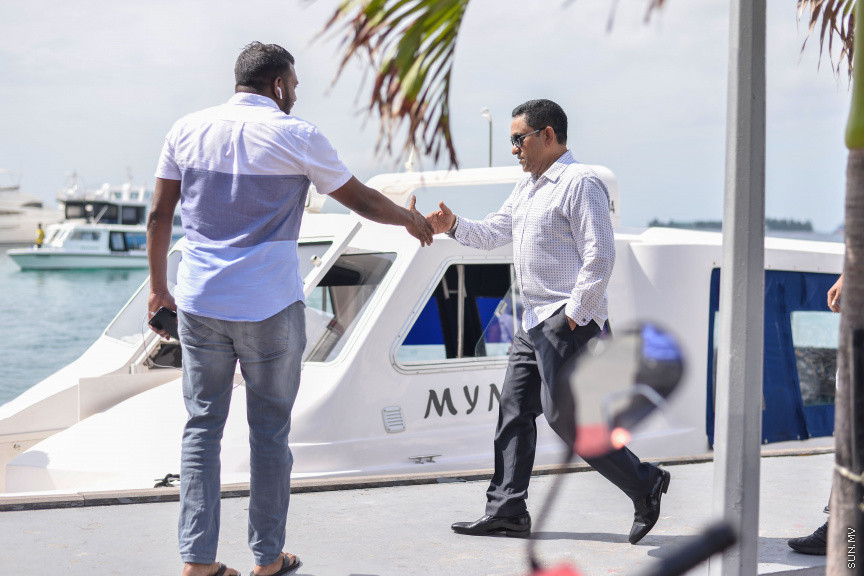 ސެޕްޓެމްބަރ 5، 2019: ރައީސް އިބްރާހިމް މުހައްމަދު ސޯލިހްގެ ސަރުކާރު ޒިންމާދާރު ކުރުމަށް ބުނެ އިދިކޮޅު ލީޑަރު، ކުރީގެ ރައީސް އަބްދުﷲ ޔާމީން އަބްދުލް ގައްޔޫމާއި ކުރީގެ ނައިބު ރައީސް ޑރ. މުހައްމަދު ޖަމީލް އަހްމަދުގެ އިތުރުން ޕީޕީއެމް/ޕީއެންސީގެ އިސްވެރިން އަތޮޅު ތެރެއަށް ދަތުރު ފެއްޓެވުން -- ސަން ފޮޓޯ/ ފަޔާޒު މޫސާ