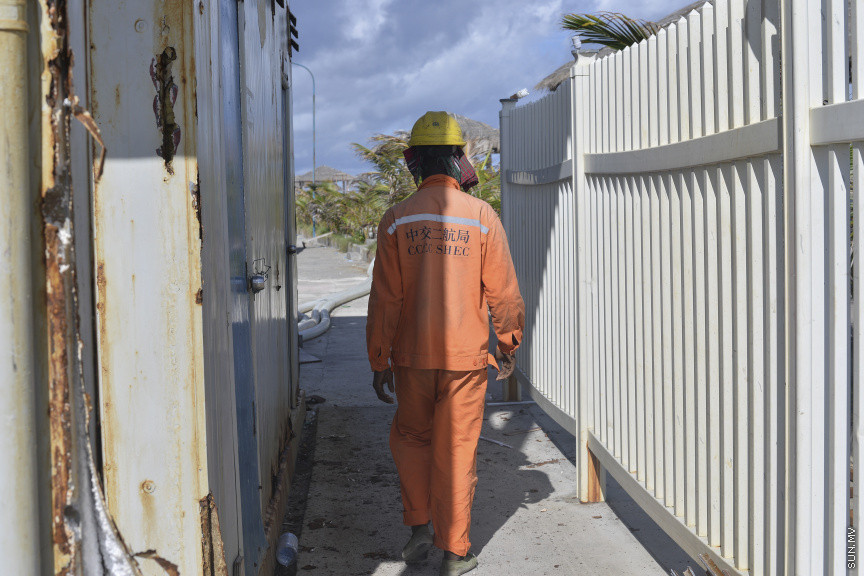 ސެޕްޓެމްބަރު 8، 2019:  ބްރިޖުގެ މަސައްކަތުގައި އުޅުނު ސީސީސީސީ ކުންފުނީގެ އެކޮމޮޑޭޝަން ބްލޮކު ހުރި ތަން ރޫޅާލުން: އެ މީހުންވަނީ އެތަން ރޫޅާލުމަށްފަހު ހުޅުމާލެއަށް ބަދަލުވެފައި ---  ސަން ފޮޓޯ/ މުހައްމަދު މުޒައްޔިން ނާޒިމް